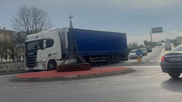 Cascina, il cavalcaferrovia non è presidiato: così i camion dribblano il divieto<br>