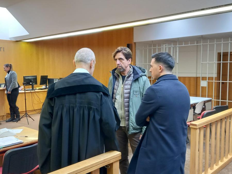 
	Valerio Staffelli, inviato di "Striscia la notizia", prima dell'inizio del processo

