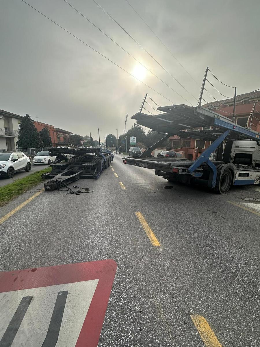 
	La bisarca spezzata in due a Calcinaia


