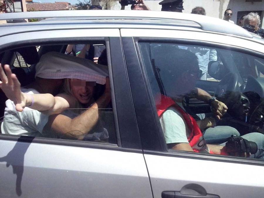 
	Il momento in cui la donna venne accompagnata in caserma per affidare la figlia all'ex compagno

