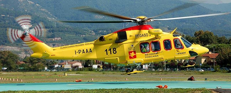 Borgo a Mozzano, artigiano rimane incastrato tra camion e parete