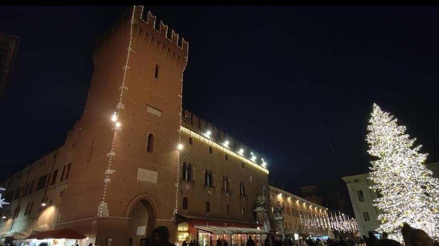 Natale a Ferrara, anche Torre della Vittoria addobbata a festa