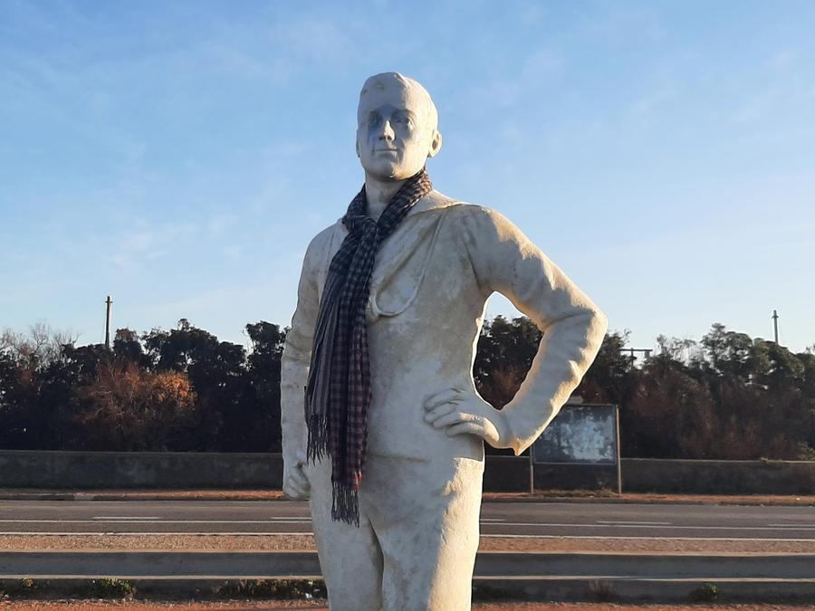Livorno,  la statua del Marinaio con la sciarpa. Ma soprattutto con la faccia imbrattata da mesi