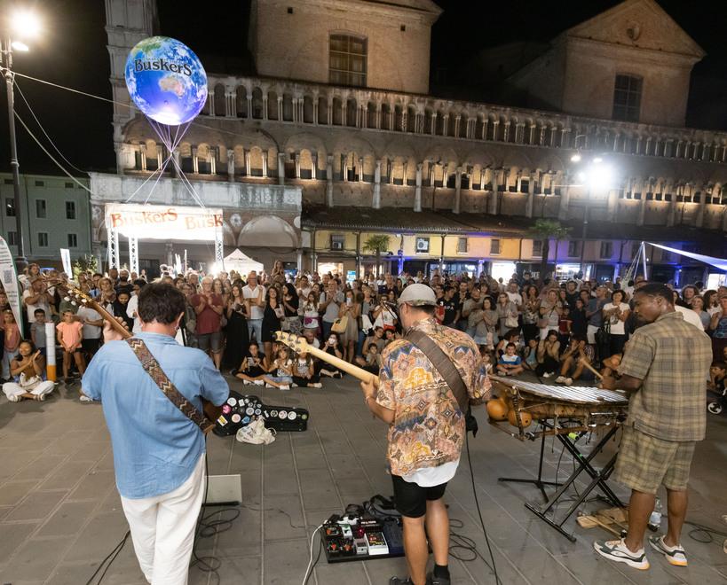 Ferrara: Buskers Festival con biglietto, sui social spunta l’idea regalo