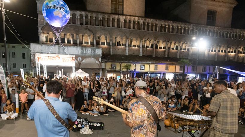 Ferrara: Buskers Festival con biglietto, sui social spunta l’idea regalo
