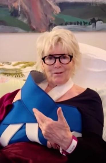 Sassuolo, Caterina Caselli cade in Galleria a Milano: «Mi sono rotta l’omero»