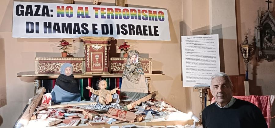 
	Don Armando Zappolini davanti al presepe allestito nel Battistero a Ponsacco

