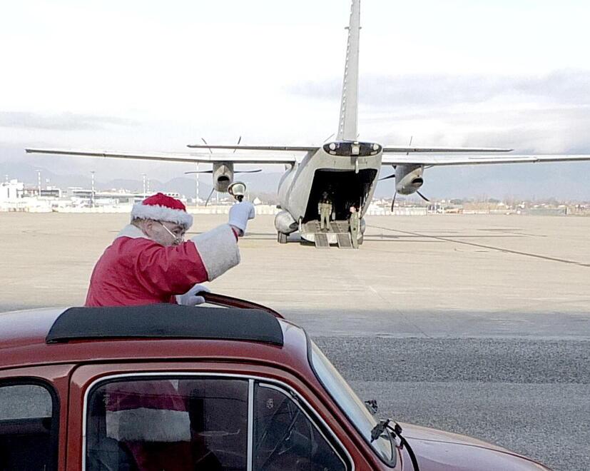 Pisa, Babbo Natale sulla 500 in aereo porta i doni a chi è in difficoltà – Video