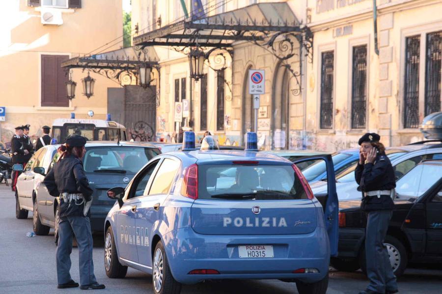 Livorno, fa esplodere un petardo in aula: ferito un compagno a un orecchio