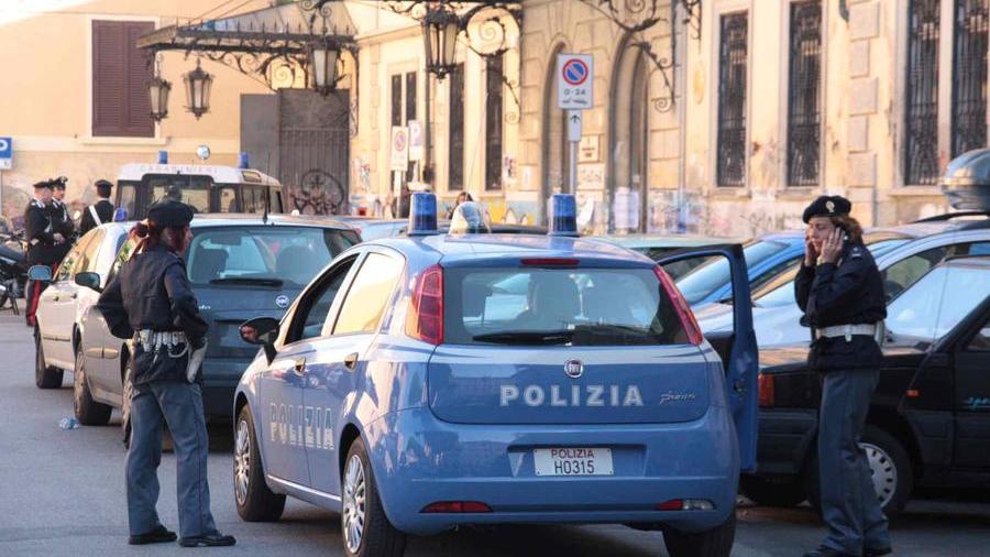 Livorno, fa esplodere un petardo in aula: ferito un compagno a un orecchio