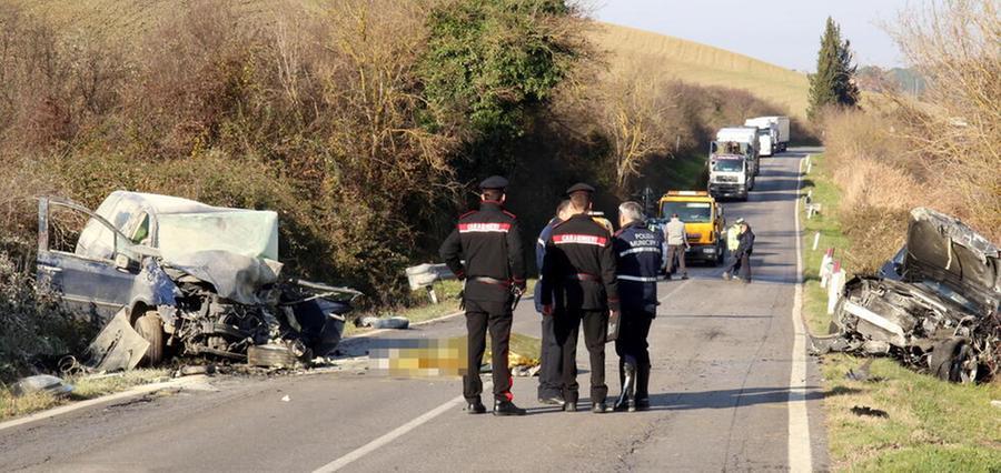 La scena dell’incidente nel territorio di Lajatico in cui ha perso la vita un 41enne originario dell’Albania e residente a Calcinaia (foto Franco Silvi)