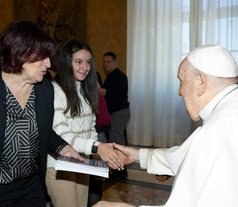 Angelica Viviani mentre stringe la mano a Papa Francesco