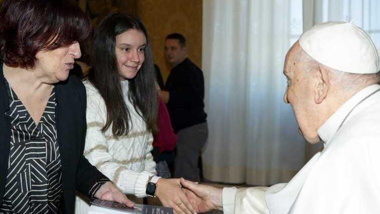 Angelica Viviani mentre stringe la mano a Papa Francesco
