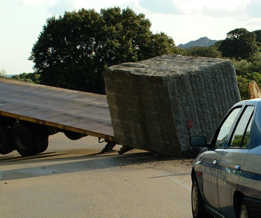 Blocco di granito giù da un camion, tragedia sfiorata sulla 131. Il sindaco di Sardara scrive al Prefetto