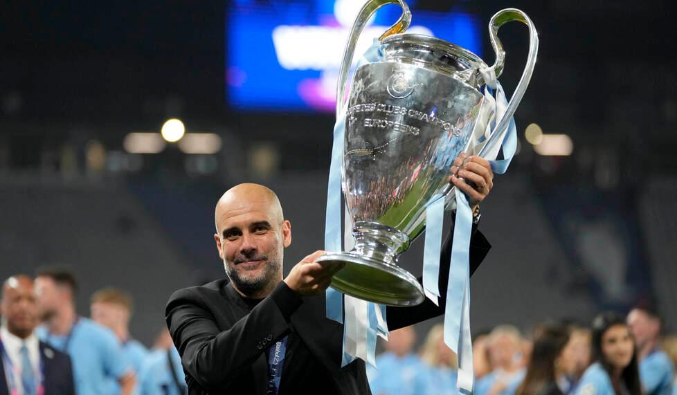 Guardiola alza la Champions vinta nell’ultima edizione nella finale contro l’Inter