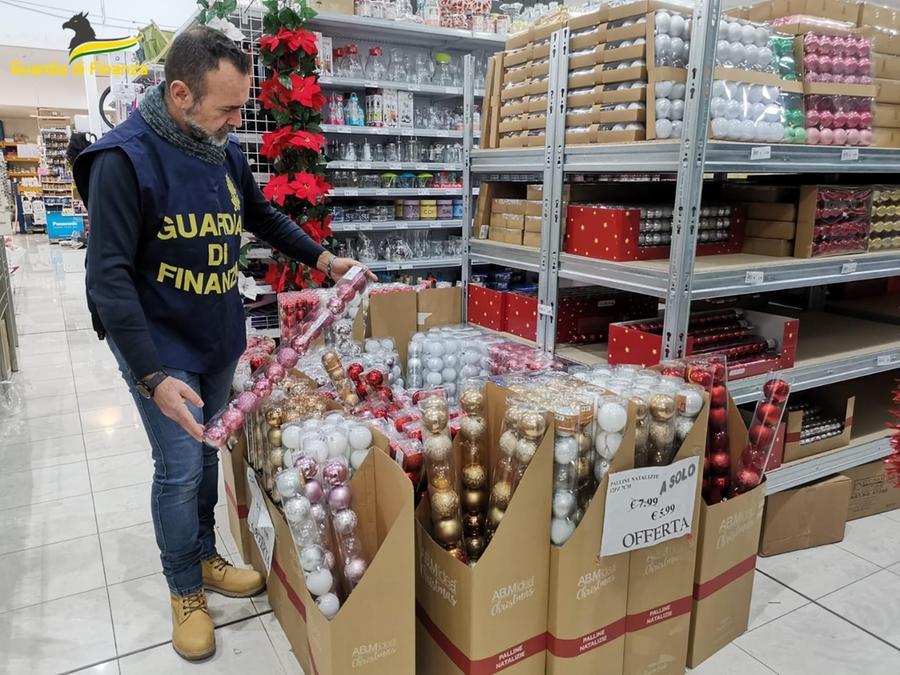 Pisa, sequestrati  27mila articoli non sicuri per il Natale: ci sono anche  addobbi, luci e adattatori