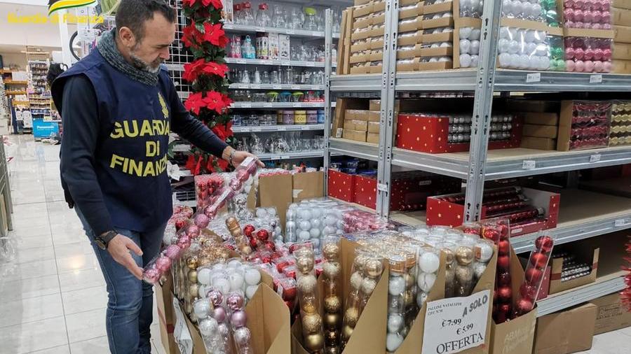 Pisa, sequestrati 27mila articoli non sicuri per il Natale: ci sono anche addobbi, luci e adattatori