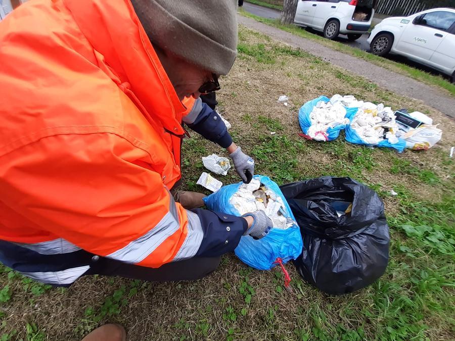 Livorno, abbandonavano i rifiuti nel parco: multati