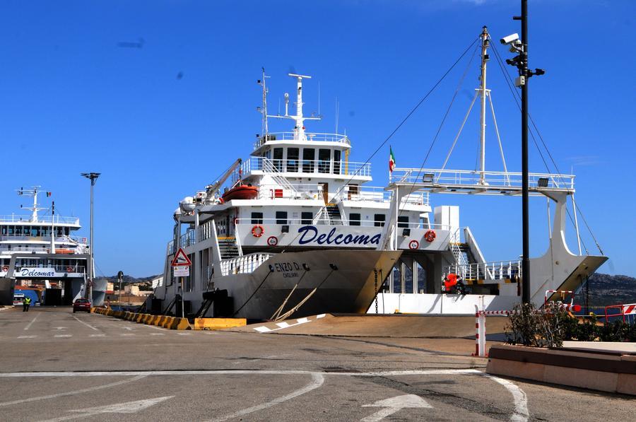 
	Un traghetto Delcomar nel porto di La Maddalena&nbsp;

