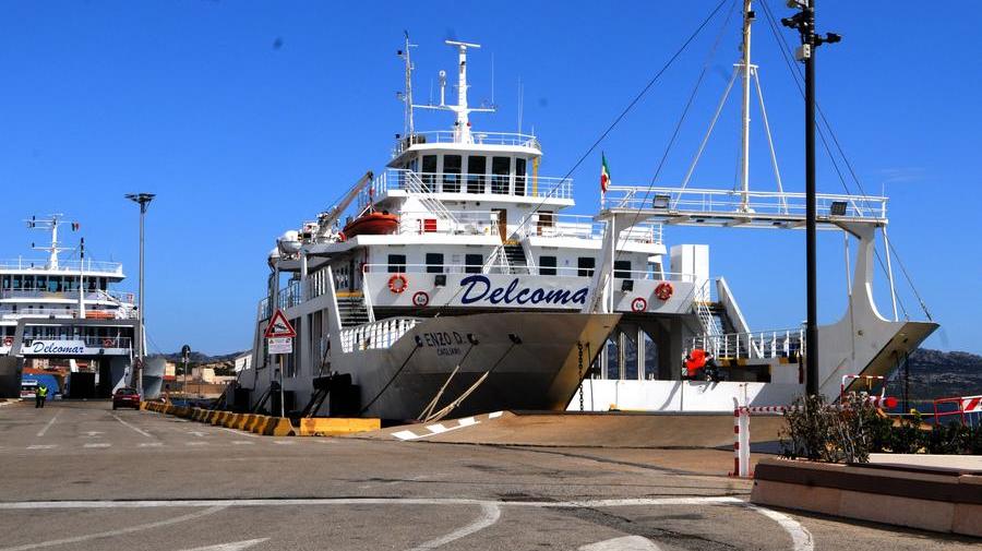 Un traghetto Delcomar nel porto di La Maddalena 