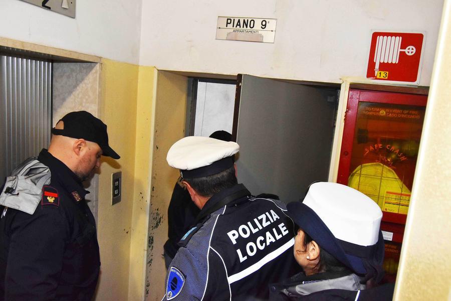 
	La polizia locale durante alcuni controlli in un edificio della zona stazione (immagine d'archivio)


