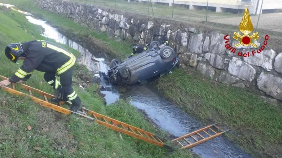 Lucca, auto fuori strada finisce nel fosso