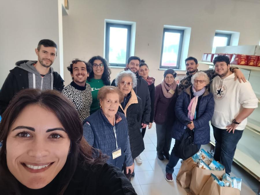 
	Foto di gruppo durante la consegna dei pacchi alle famiglie meno abbienti

