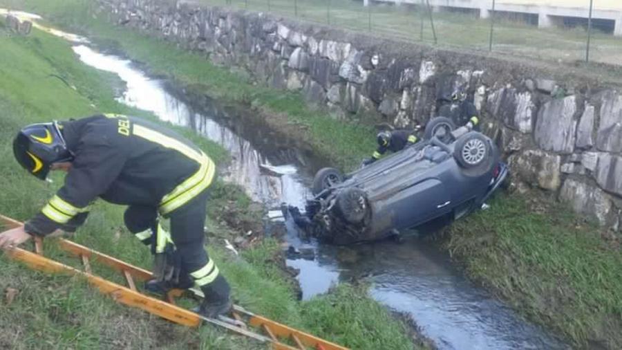 
	L'auto finita nel fosso (Foto dei vigili del fuoco)

