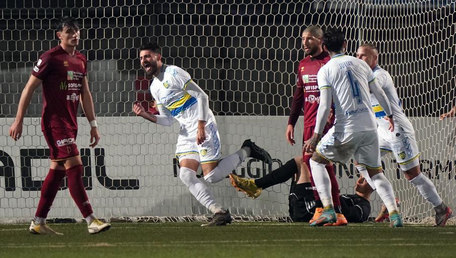 Carrarese all’ultimo tuffo, raggiunta al 91’, vince al 95’ a Pontedera