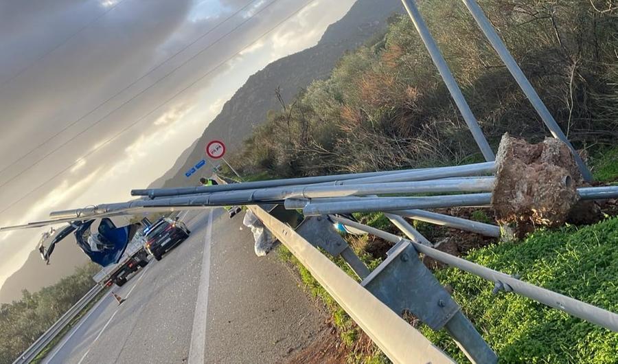 San Vito, carreggiata ostruita da un cartellone divelto dal vento: un camion e due auto ci finiscono sopra