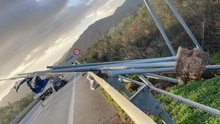 San Vito, carreggiata ostruita da un cartellone divelto dal vento: un camion e due auto ci finiscono sopra