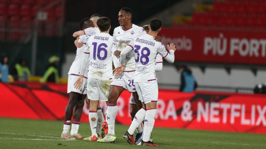 L'esultanza dei giocatori della Fiorentina al termine della partita vinta col Monza