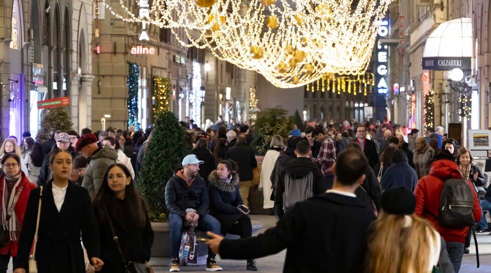 Più negozi e meno acquisti online, in Toscana è il Natale dei centri storici. Regge il tradizionale pranzo a casa del 25 dicembre: l'indagine e tutti i dati<br type="_moz" />
