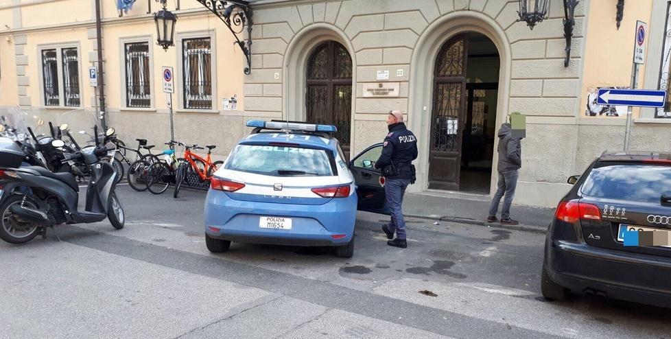 Una volante della polizia davanti all'Orlando (foto d'archivio)