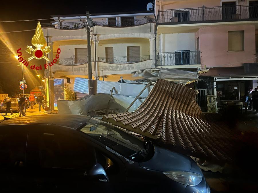 Siniscola, il vento scardina un tetto che finisce sulle auto in sosta