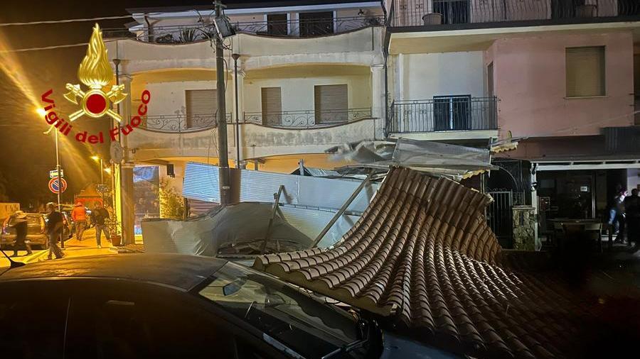Siniscola, il vento scardina un tetto che finisce sulle auto in sosta