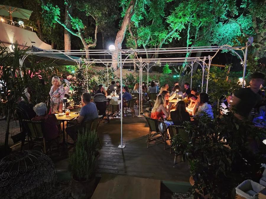 Ristorante vegano di Castiglioncello nella bufera: per Natale diventa anche vegetariano e i clienti s’infuriano