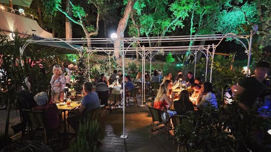 Ristorante vegano di Castiglioncello nella bufera: per Natale diventa anche vegetariano e i clienti s’infuriano