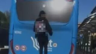 Pontedera, aggrappato al retro del bus: ora lo studente rischia grosso – Il video
