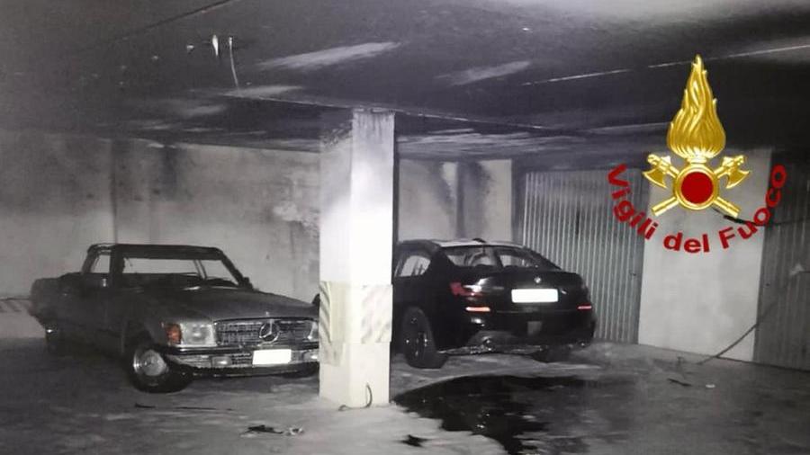 Porto Torres, incendio nel porticato di una palazzina: evacuata una famiglia, distrutte due auto