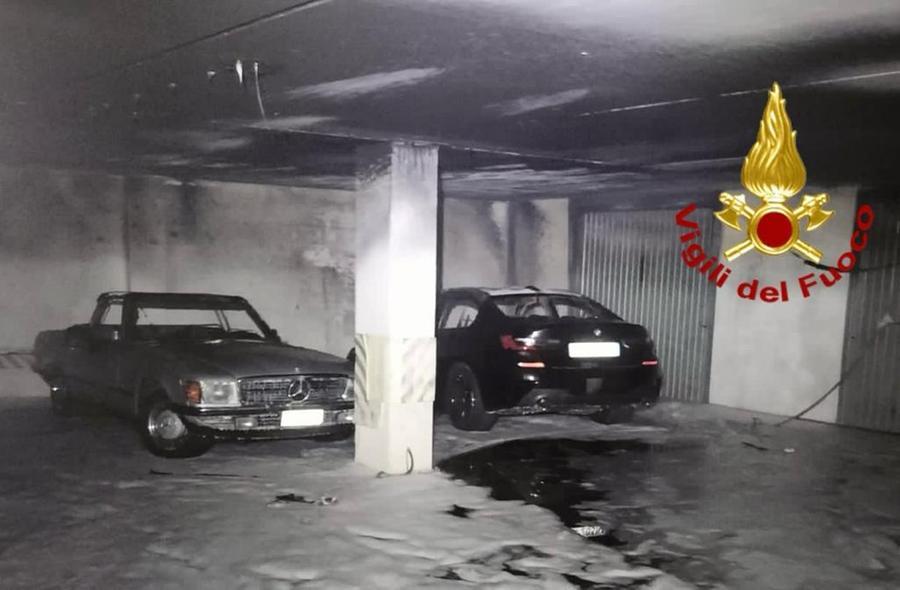 Due auto in fiamme nella notte a Porto Torres, evacuata una famiglia