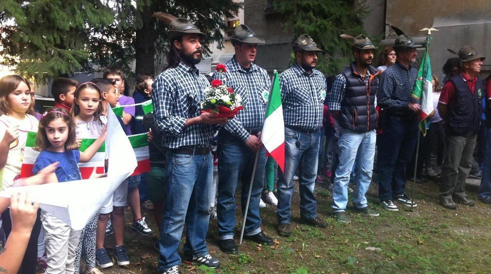 Il gruppo alpini Valgranda e i bambini ricordano i caduti 
