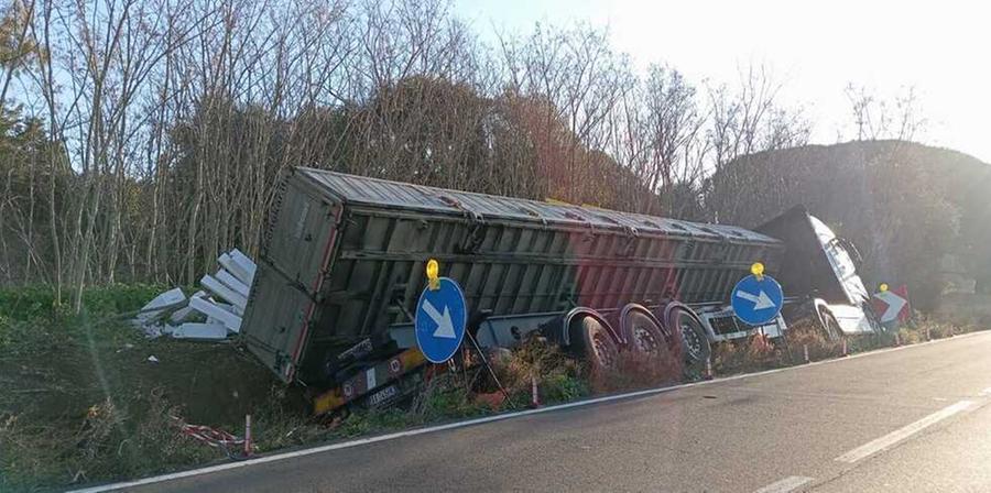 Tir sbanda, finisce nel fossato e perde 400 quintali di mattoni