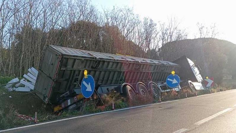 Tir sbanda, finisce nel fossato e perde 400 quintali di mattoni