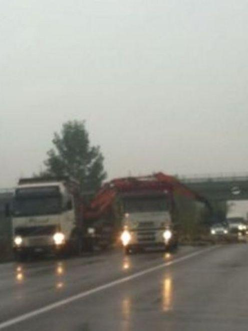 Camion perde i tronchi in strada 
