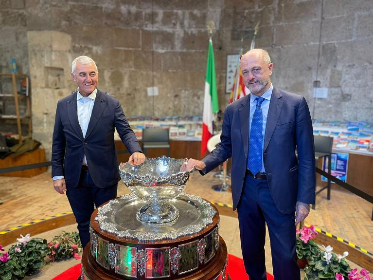 
	Mario Conoci sindaco di Alghero col presidente della Fitp Ange&ograve;lo Binaghi e al centro la Coppa Davis

