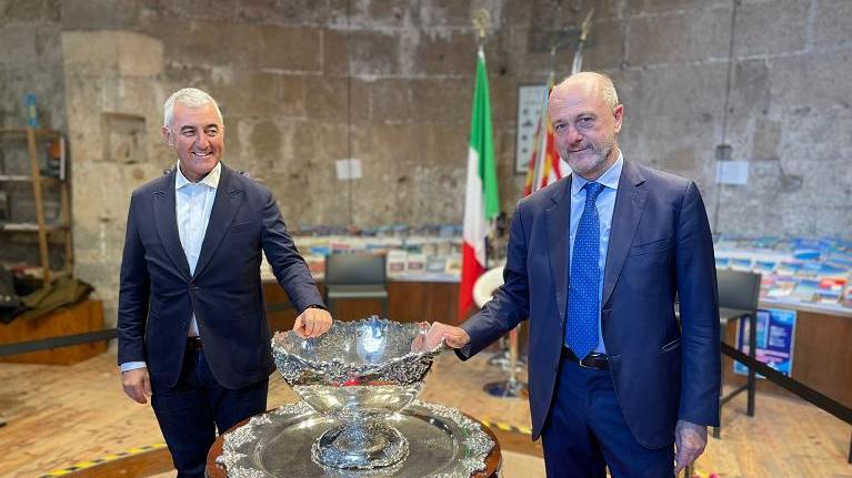 
	Mario Conoci sindaco di Alghero col presidente della Fitp Ange&ograve;lo Binaghi e al centro la Coppa Davis

