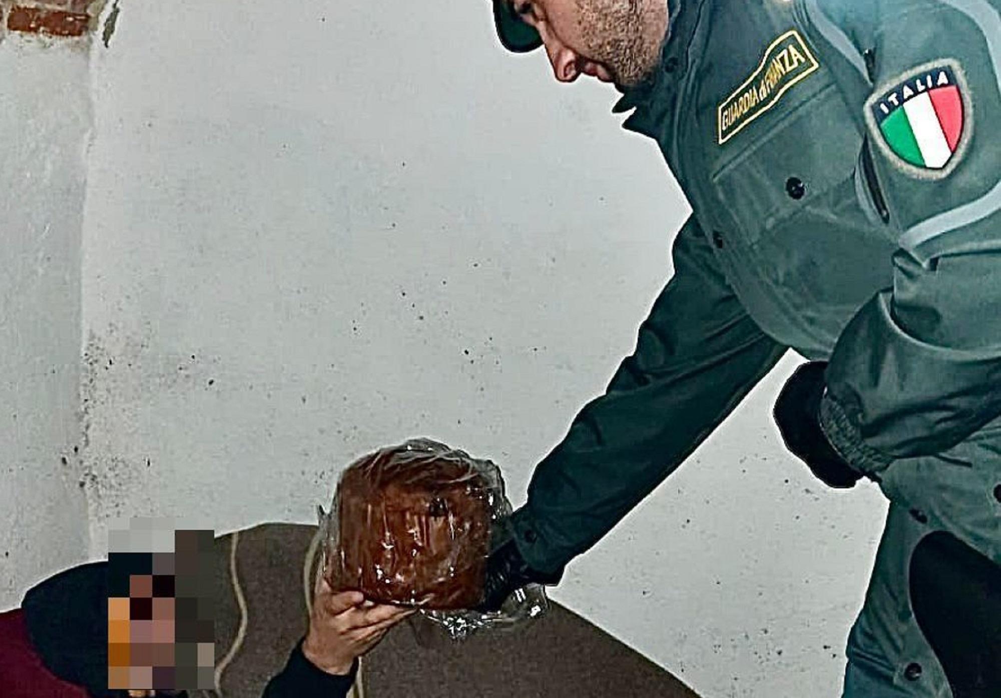 Un finanziere mentre consegna il panettone