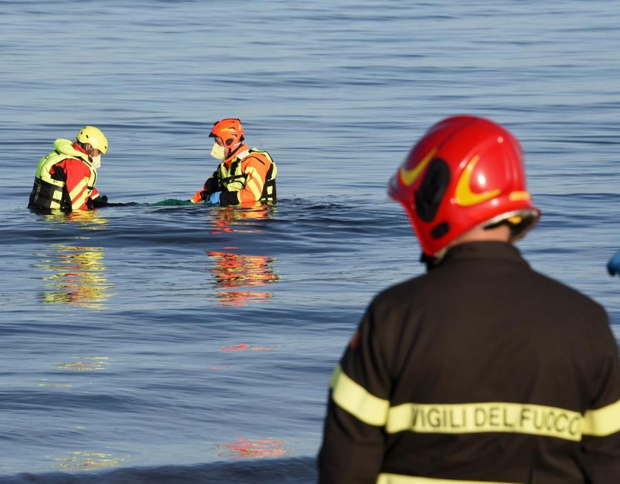 Studente scompare dopo la scuola, trovato morto in mare a Rimini