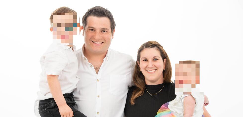 Parto a rischio e neonata ricoverata: la mamma compone un brano per il reparto del Versilia